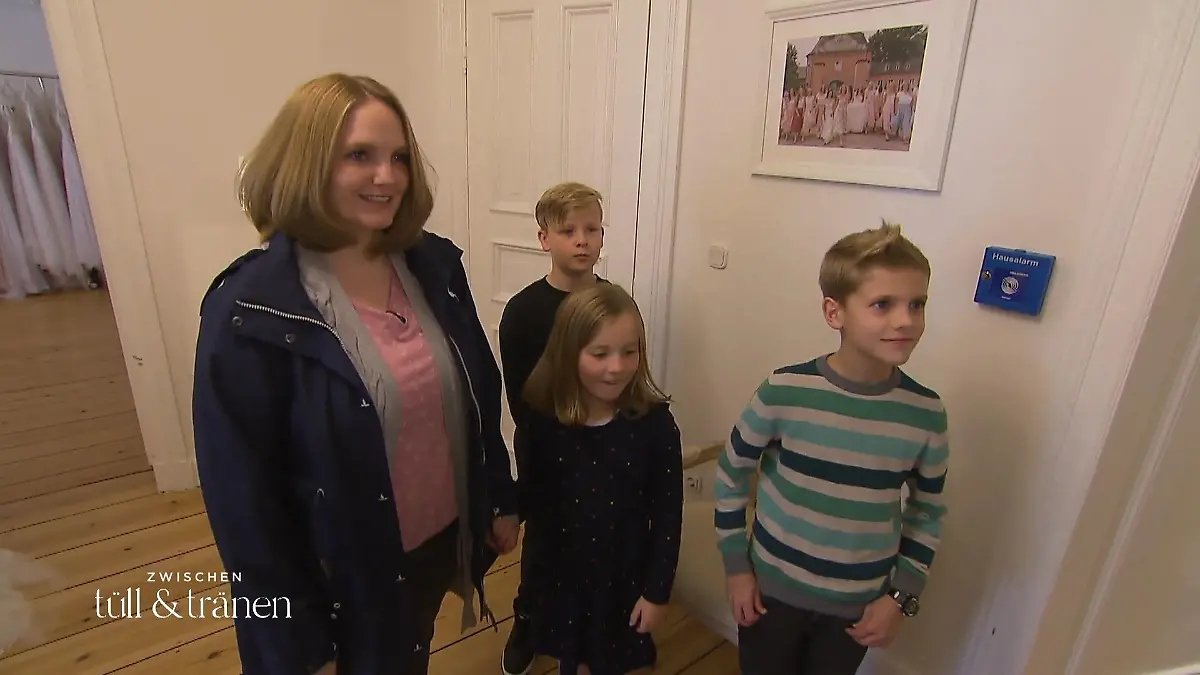 Dieses Mal möchte sie im Rampenlicht stehen! Mit Kids bei der Anprobe