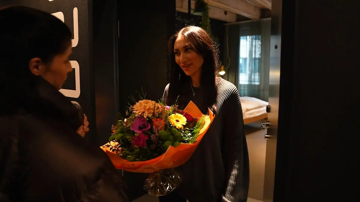 „Unter uns”-Star Valea Scalabrino hat besondere Überraschung Blumengruß für Dschungel-Zweite Samira Yavuz