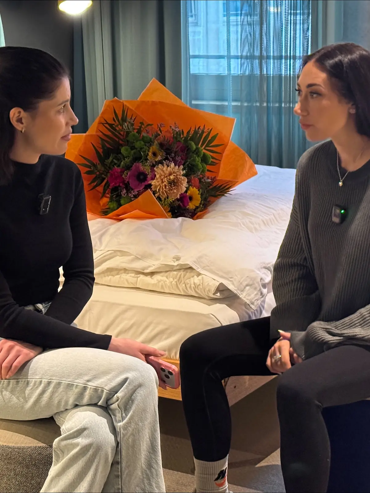 Valea überrascht Samira, um ihr vom ganzen Team Glückwünsche zu überbringen. 