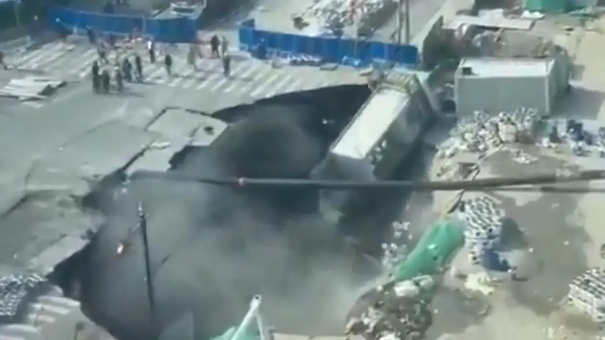 Während Bauarbeiten! Riesiger Krater reißt alles mit sich Straße sackt in Shanghai plötzlich ab