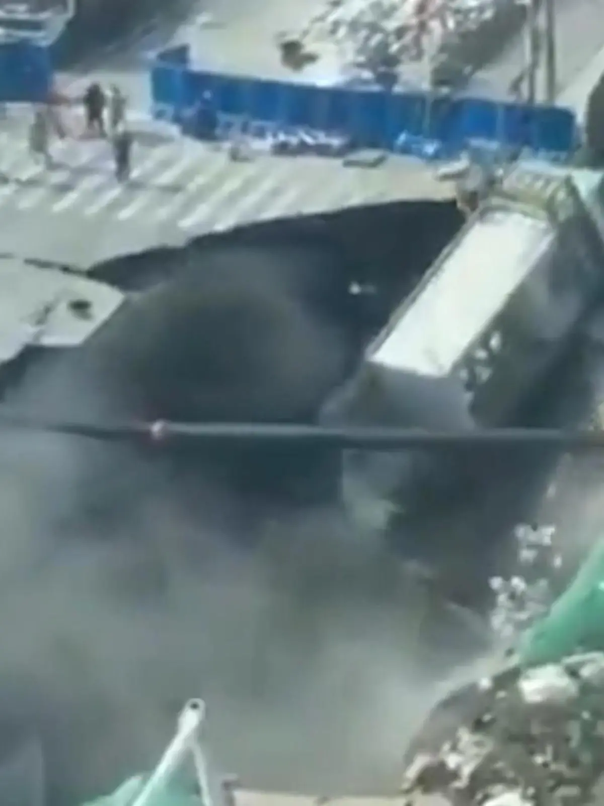 Bild zu: "Während Bauarbeiten! Riesiger Krater reißt alles mit sich"