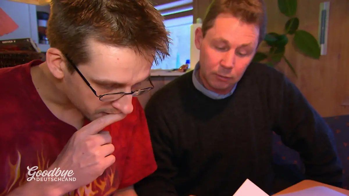 Vermieter Allan hilft Andreas bei der Anmeldung Nette Unterstützung