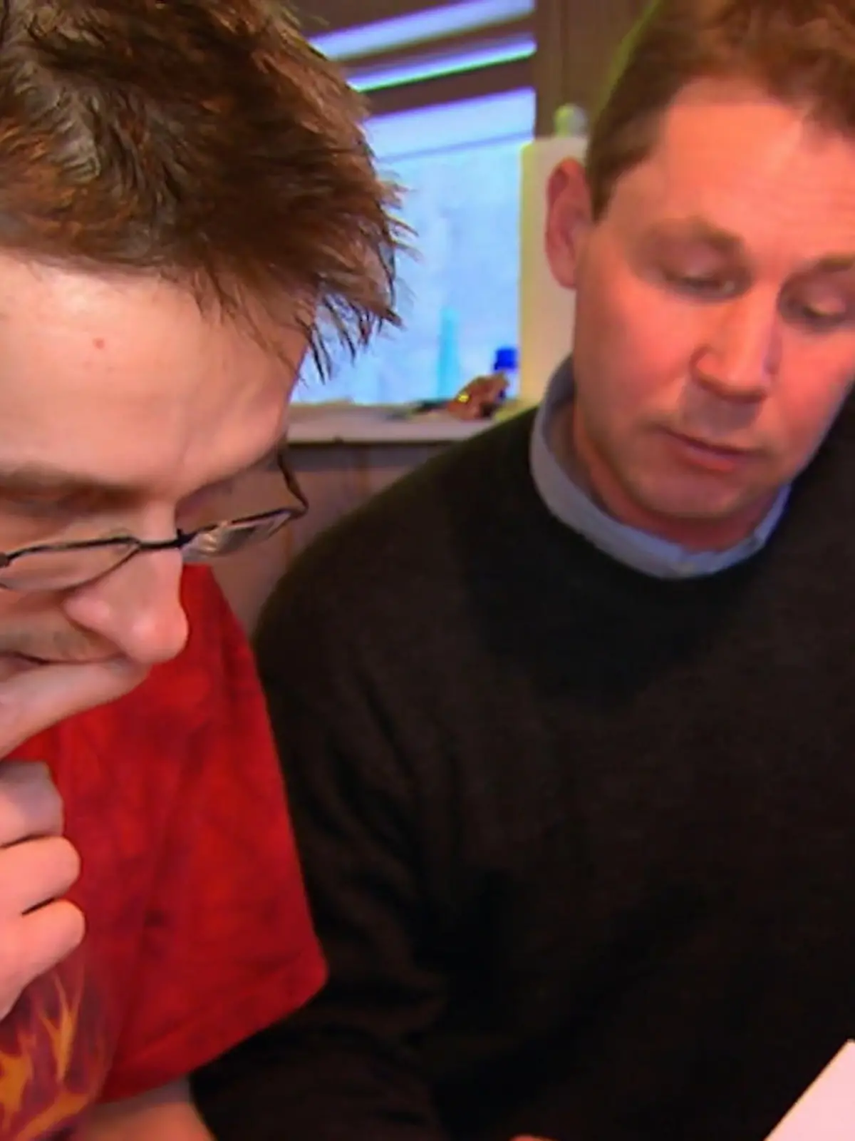 Bild zu: "Vermieter Allan hilft Andreas bei der Anmeldung"