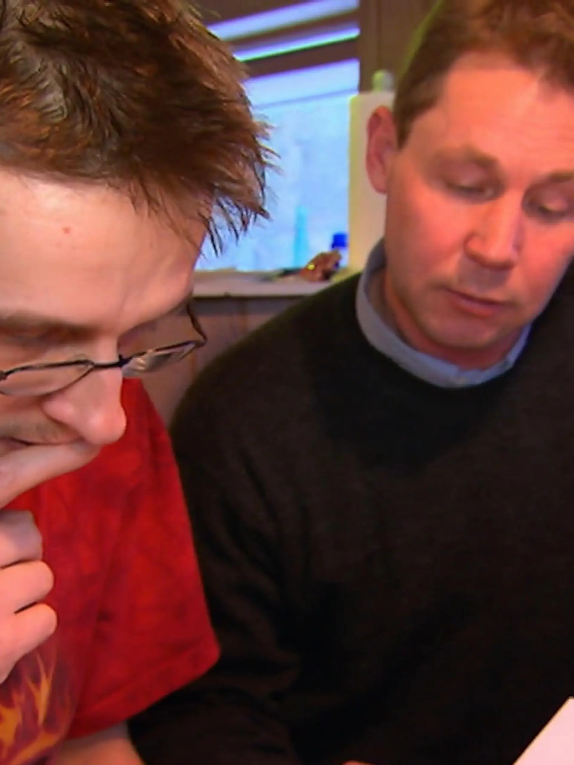 Bild zu: "Vermieter Allan hilft Andreas bei der Anmeldung"