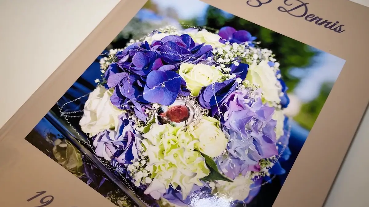 In ihrem Hochzeitsstrauß hat Yvonne ein Bild von ihrem Vater dabei. 