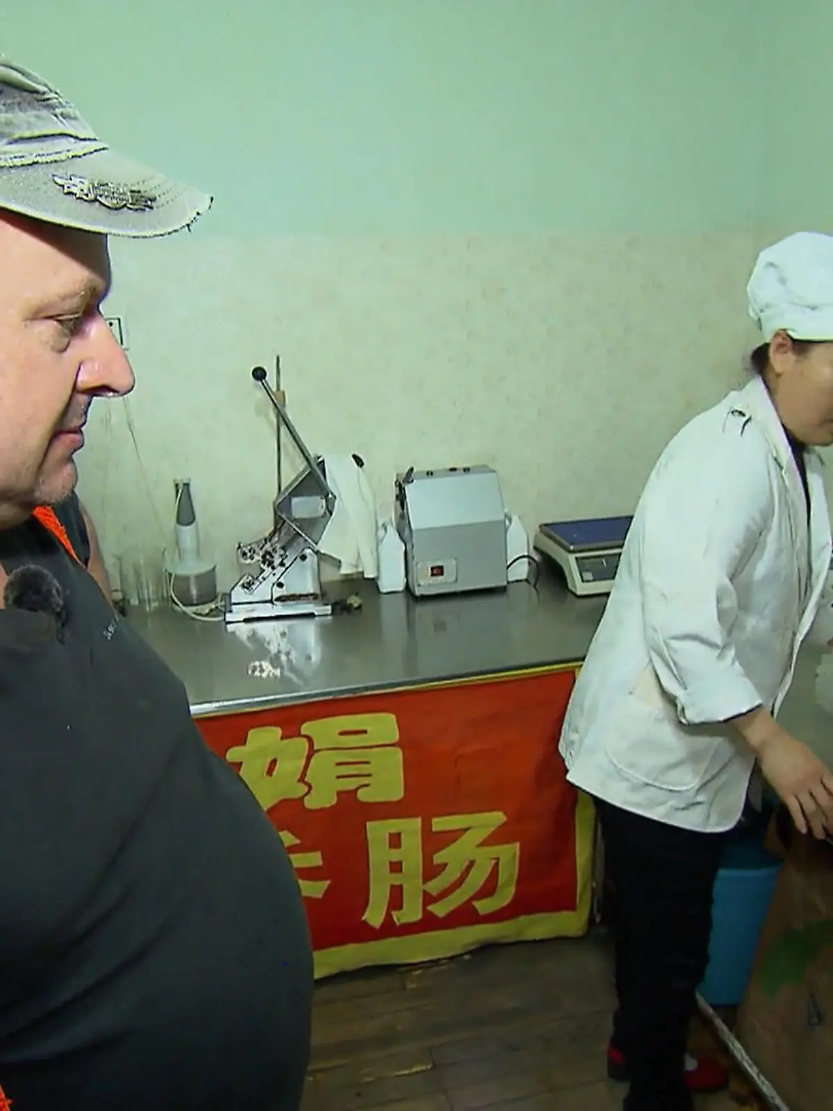 Bild zu: "Steffen bekommt Unterstützung von einer Metzgerin"