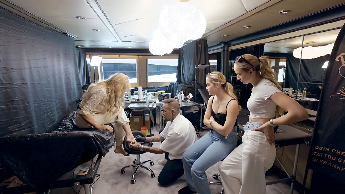 Wenn sich Mama Carmen tätowieren lässt, wollen auch ihre Töchter Davina und Shania genau zuschauen. 