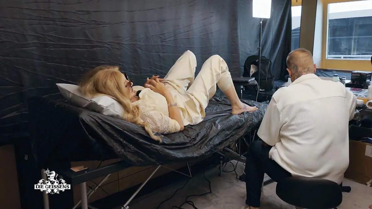 Carmen Geiss möchte ein tiefgründiges Motiv Familie Geiss feiert Party mit Tätowierer