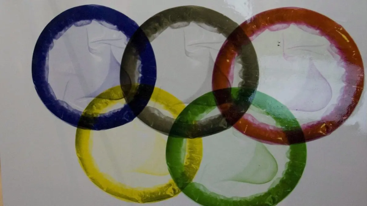 Fünf Kondome in den Farben der oylmpischen Ringe (Symbolfoto)