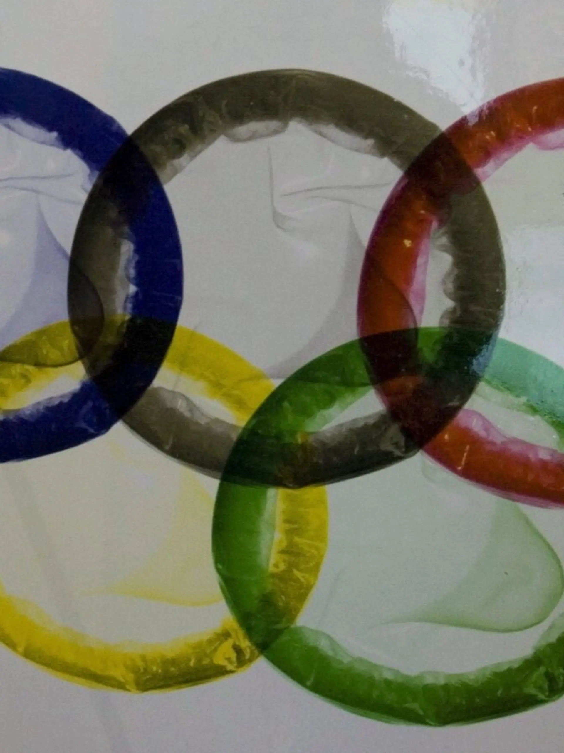 Fünf Kondome in den Farben der oylmpischen Ringe (Symbolfoto) 