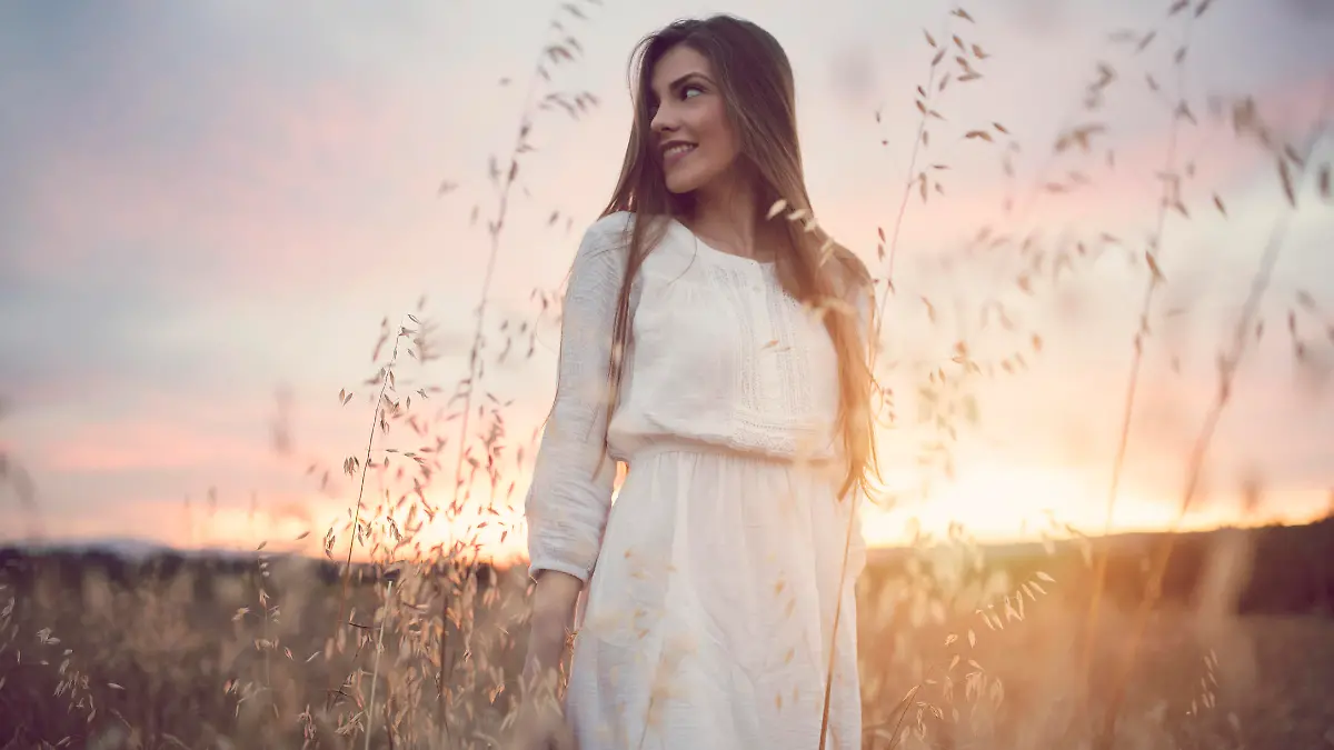 Frau im Boho-Kleid.