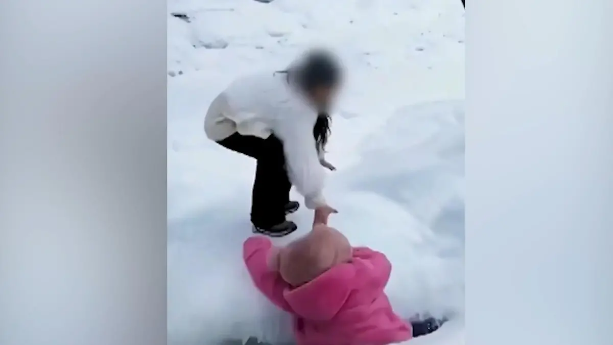 Wegen eines Fotos! Tochter fällt ins Eiswasser – Mutter springt hinterher Dramatische Rettung