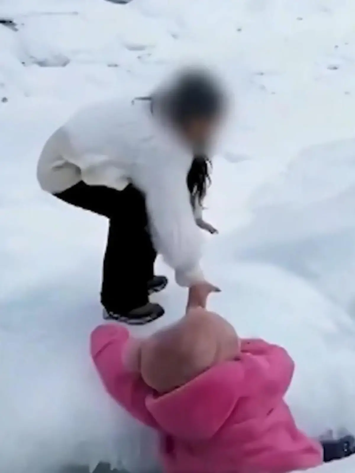 Bild zu: "Wegen eines Fotos! Tochter fällt ins Eiswasser – Mutter springt hinterher"