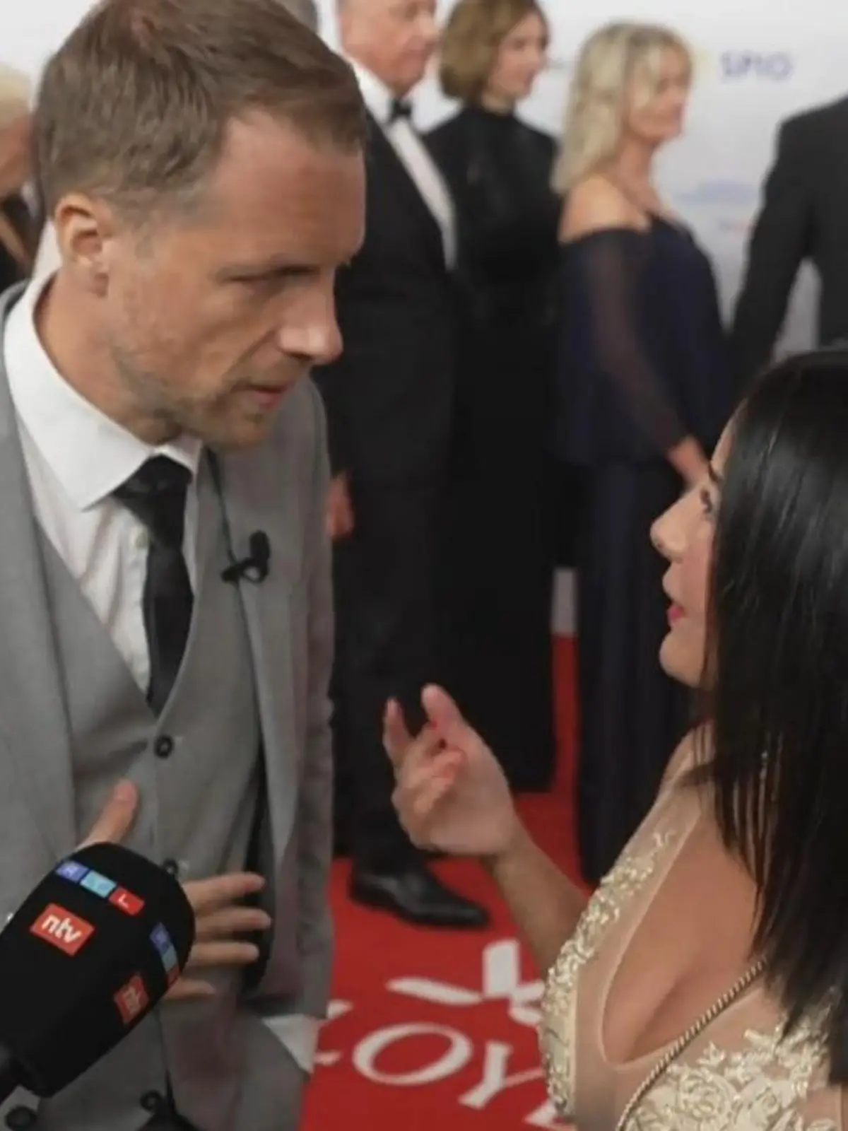 Bild zu: "Oliver Pocher sorgt mit Spruch bei Deutschem Filmball für Entsetzen"