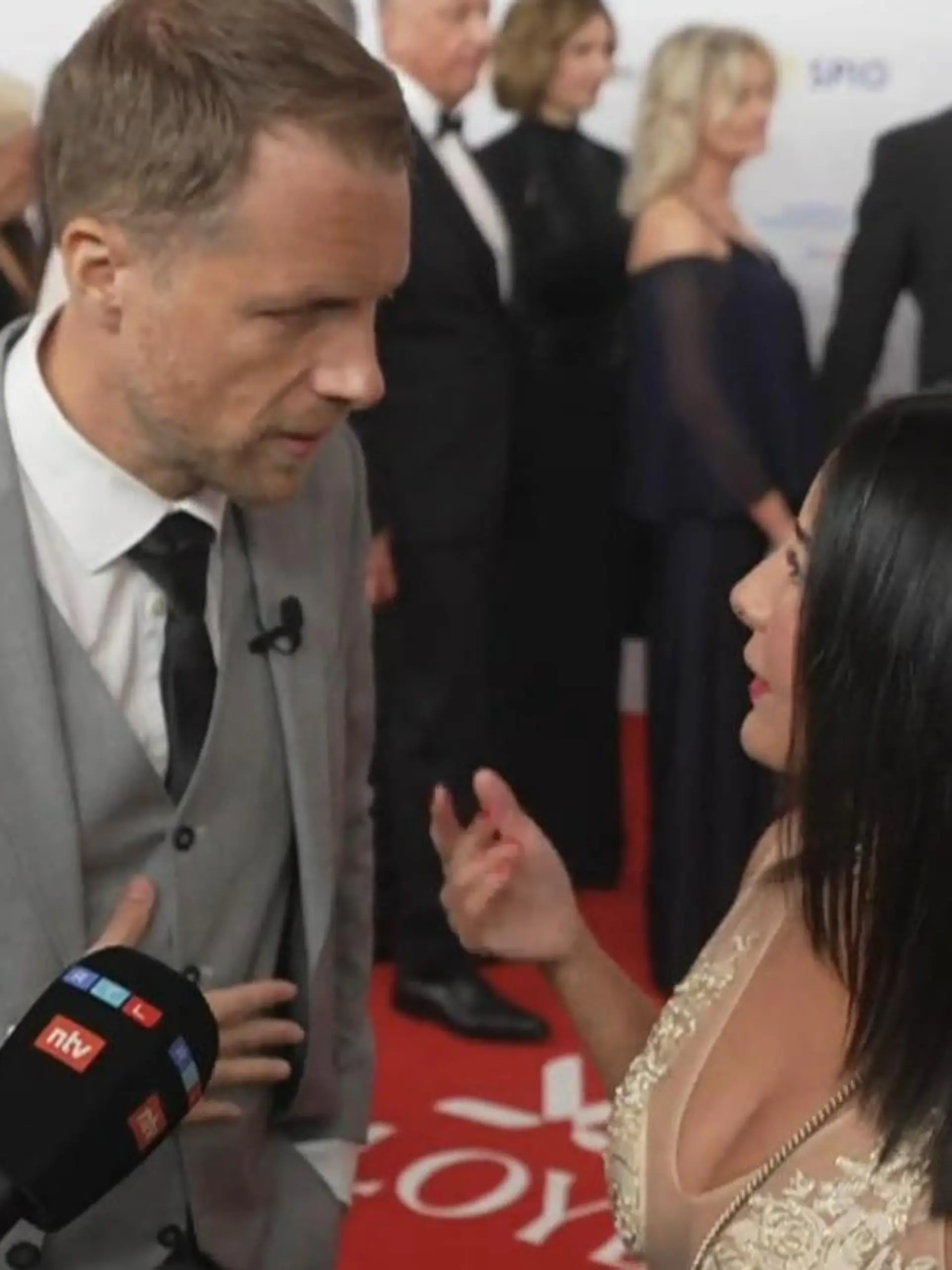 Bild zu: "Oliver Pocher sorgt mit Spruch bei Deutschem Filmball für Entsetzen"