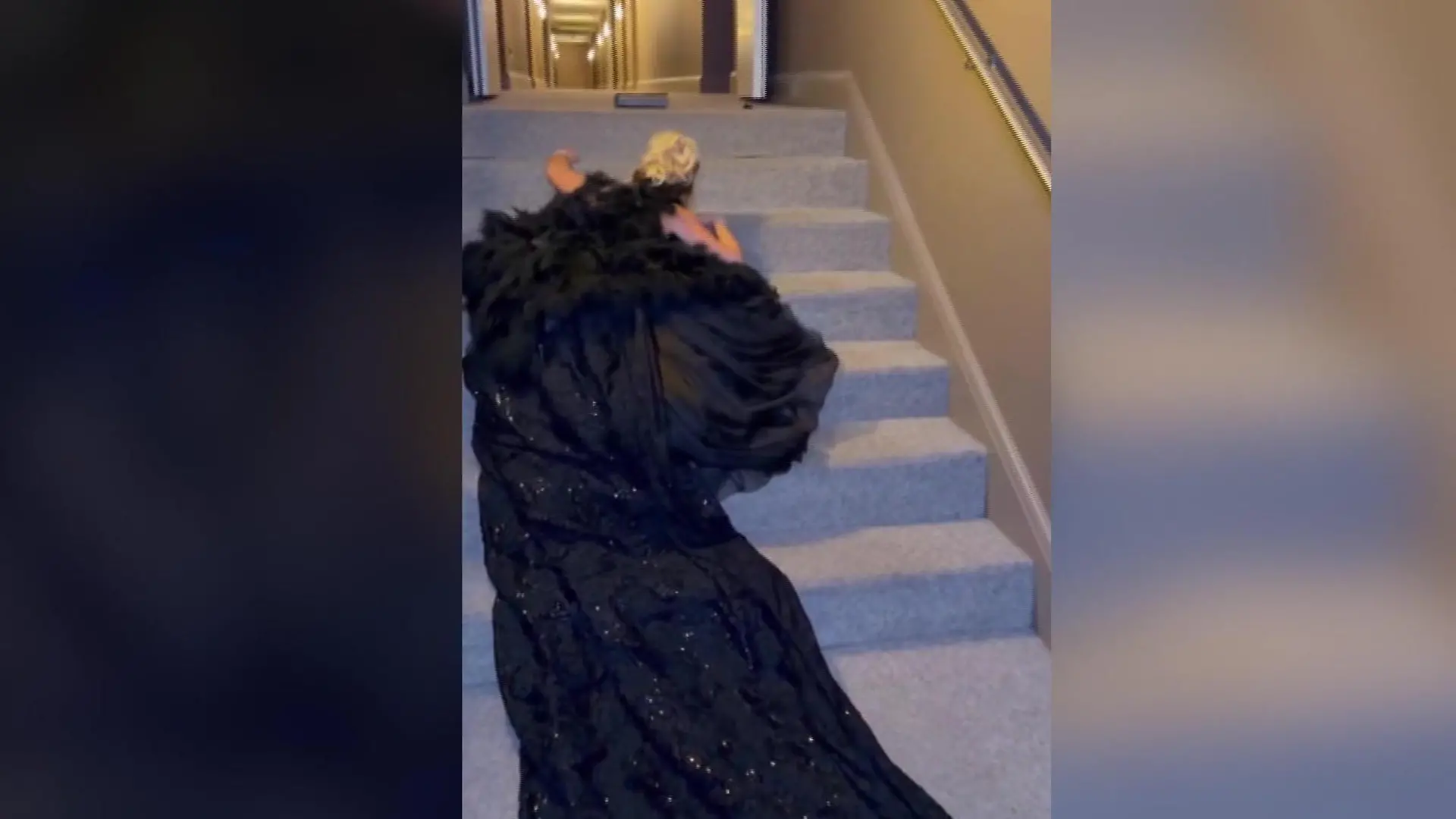 Kleid-Panne bei Evelyn Burdecki! Mega-Schleppe wirft TV-Star zu Boden Harte Landung beim Wiener Opernball