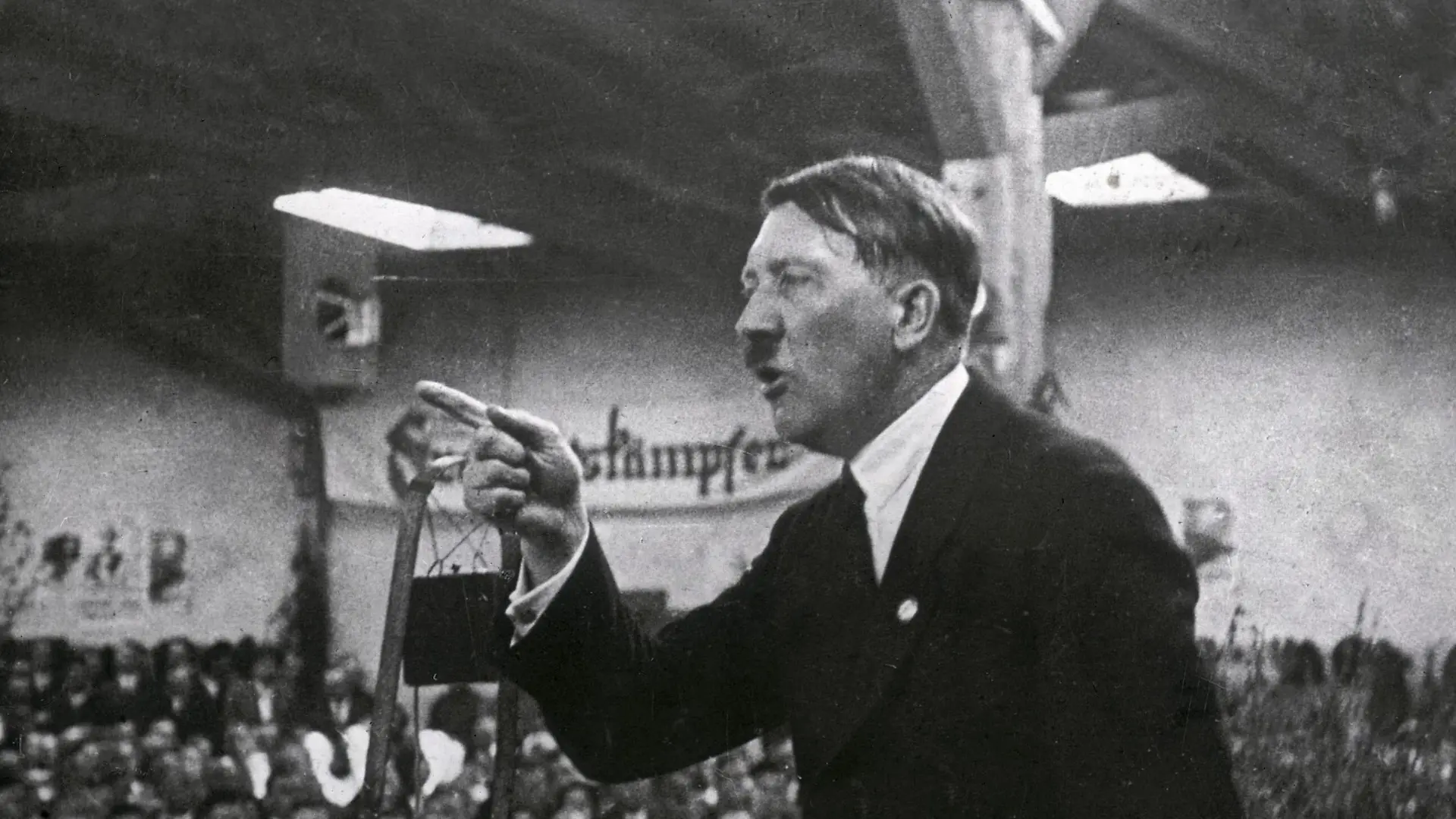 Adolf Hitler bei einer Rede