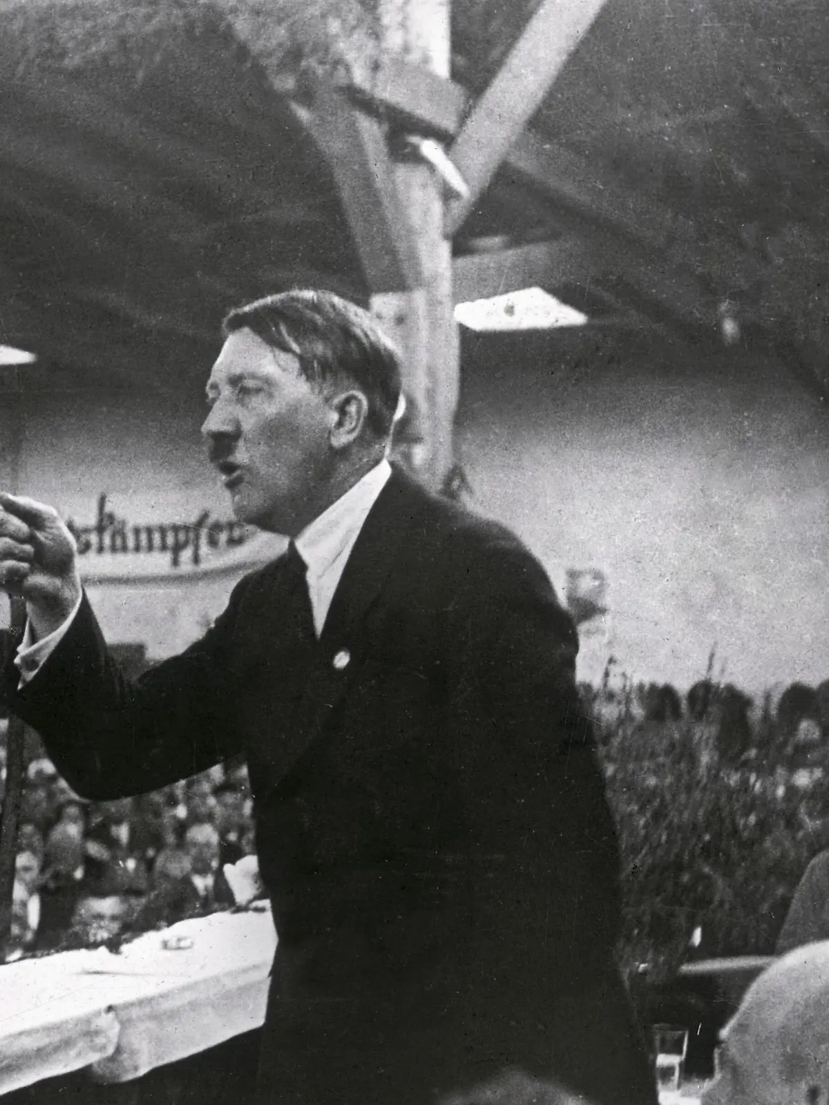 Adolf Hitler bei einer Rede