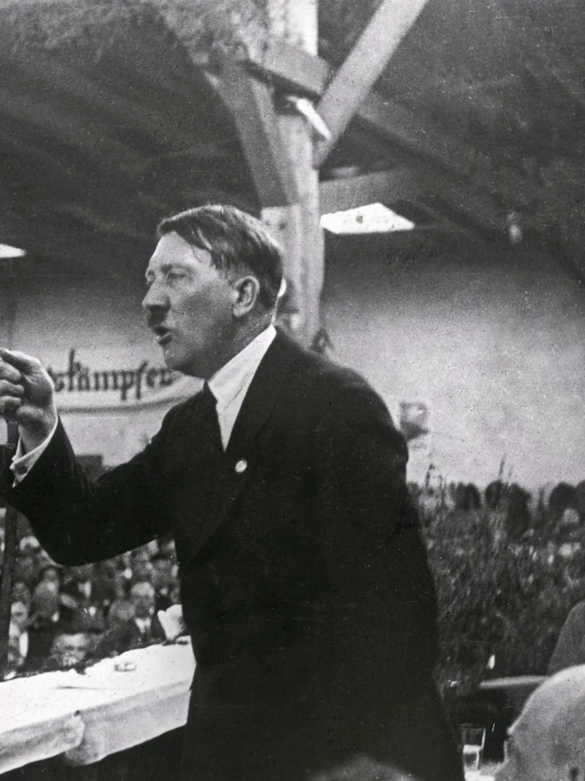 Adolf Hitler bei einer Rede
