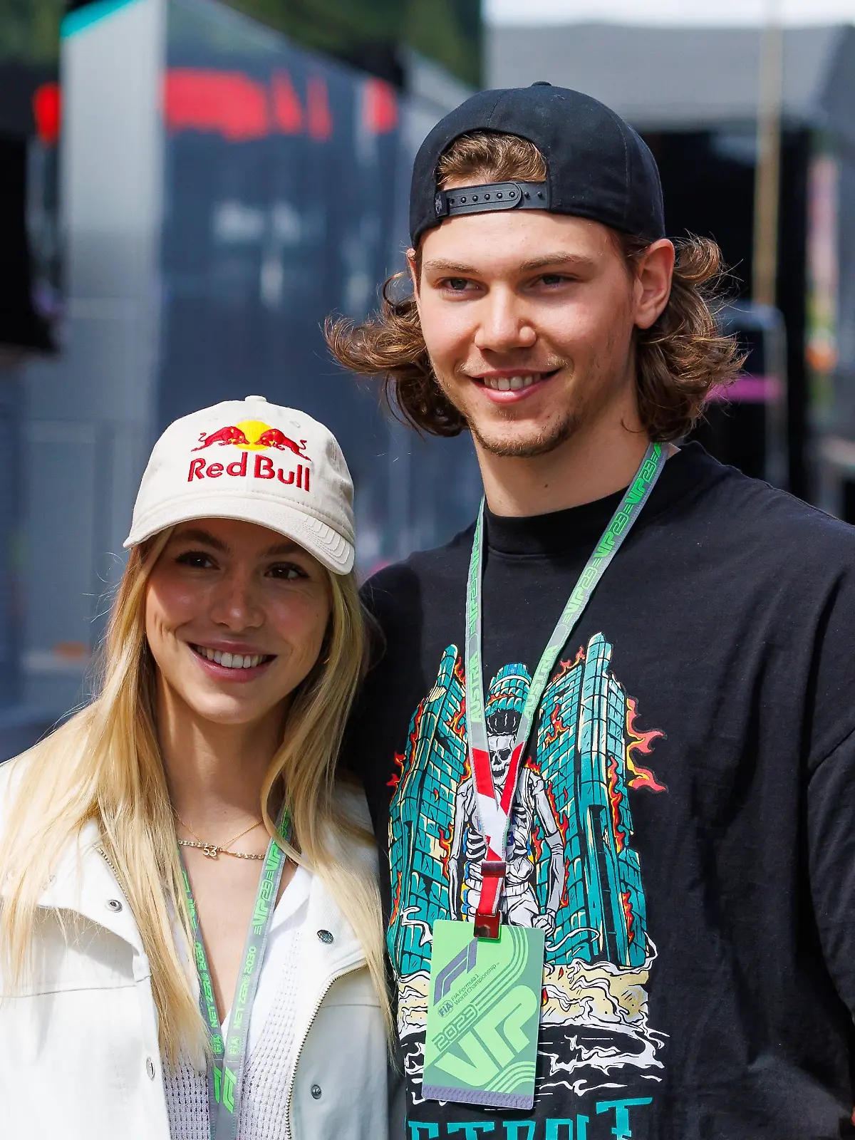 Bild zu: "Ihre Männer kämpfen um Medaillen auf dem Eis, sie lassen es schmelzen! DAS sind die Frauen unserer Eishockey-Stars"