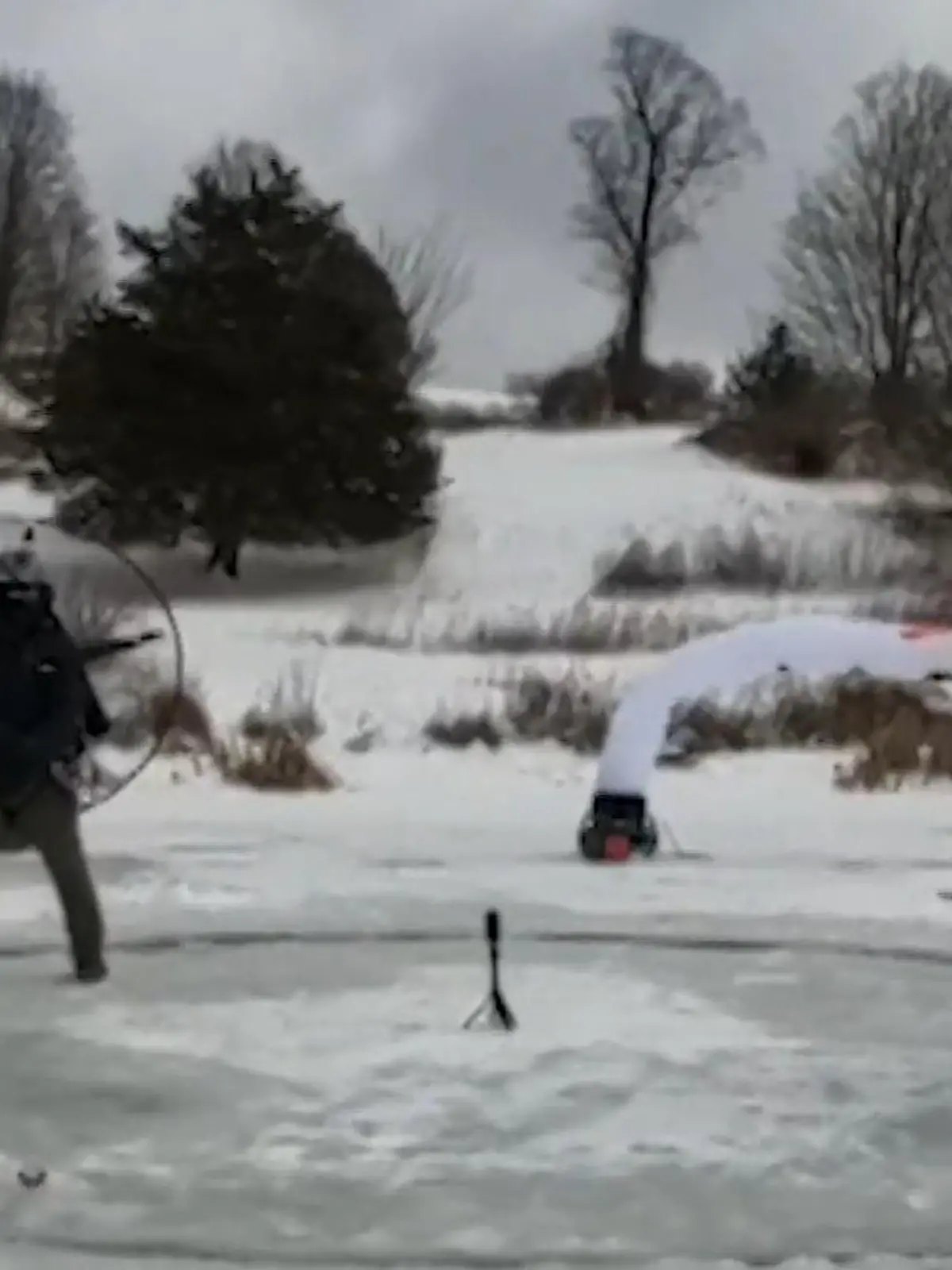 Bild zu: "Freunde bauen Eis-Karussell auf zugefrorenem See – und schnallen sich Motoren um!"
