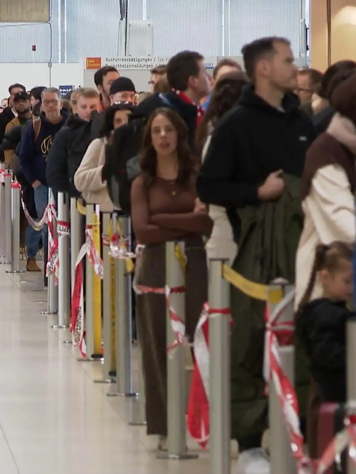 Bild zu: "Geduldsprobe am Köln/Bonner Airport"