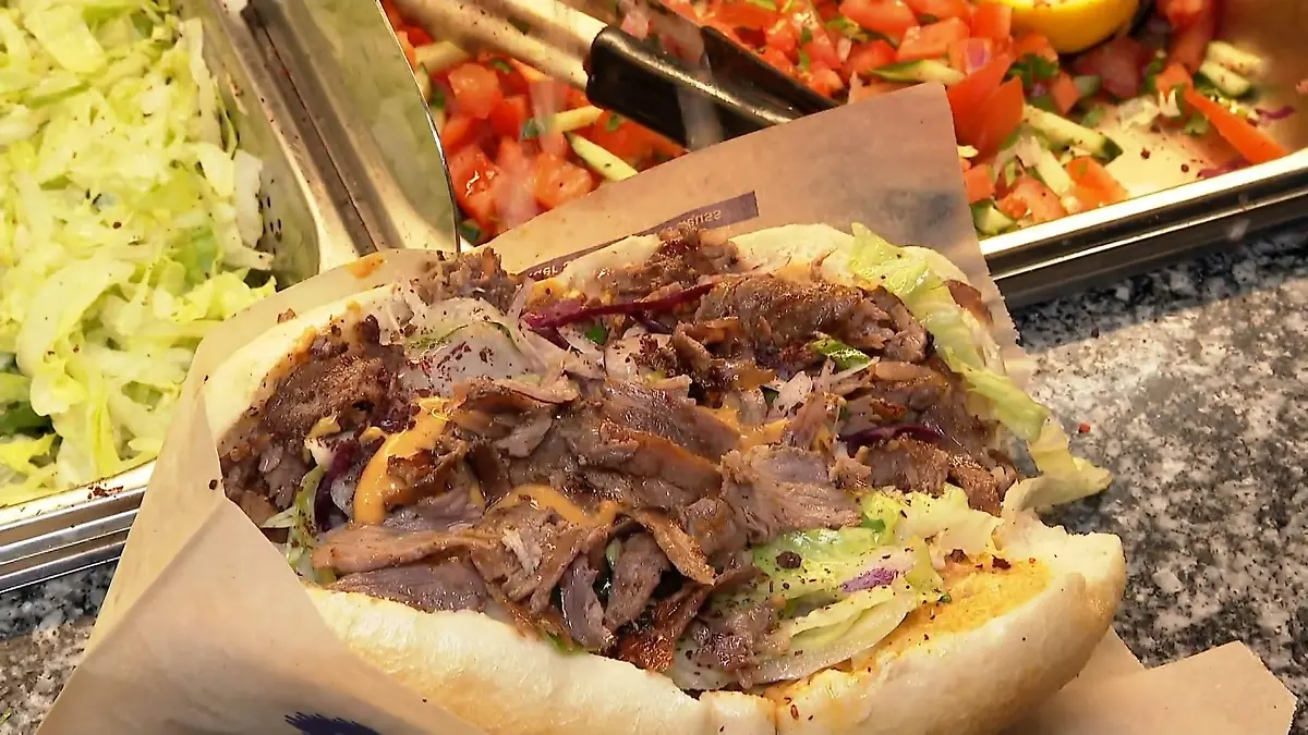 Sind zehn Euro zu viel für einen Döner? Dönerpreisbremse Fast Food