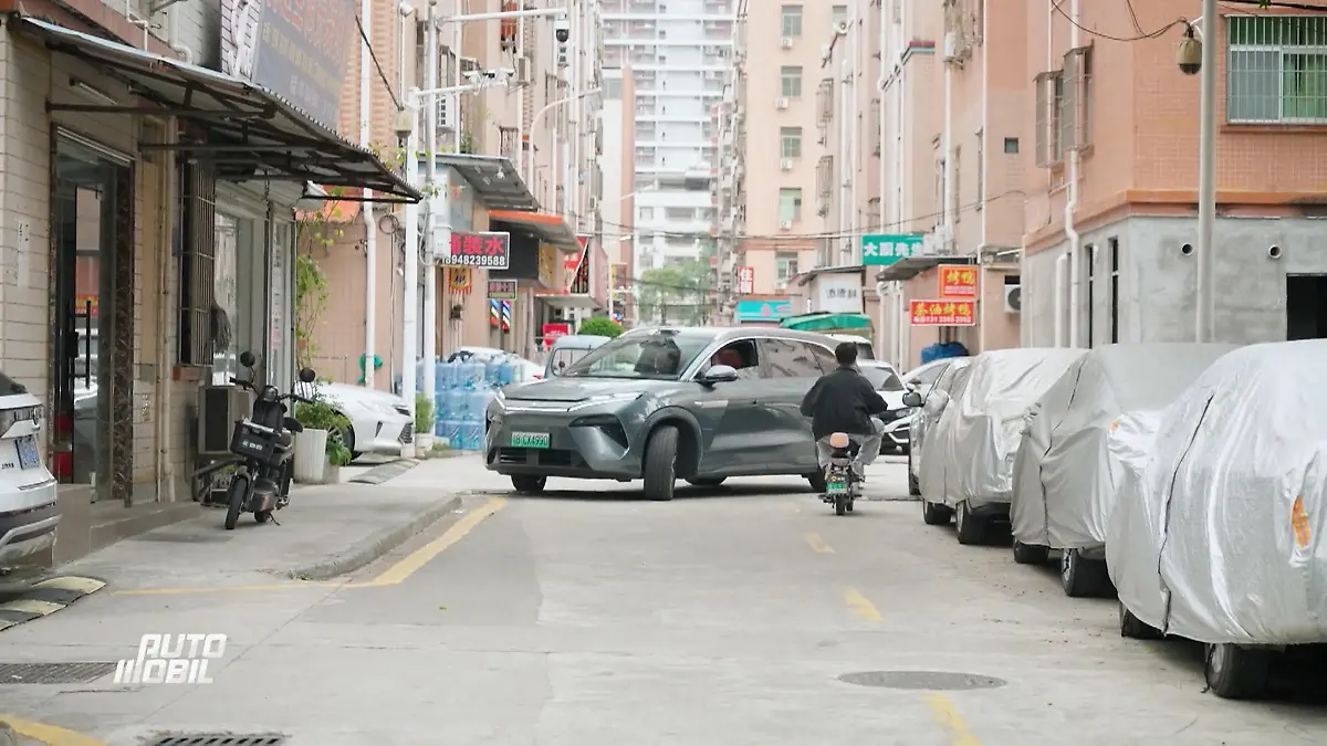 Wie bewährt sich der teilautonome BYD in diesem Umfeld? Belebtes Wohngebiet