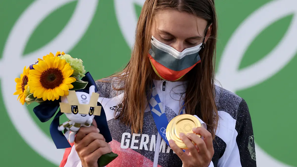 27.07.2021, Japan, Tokio: Kanu/Slalom: Olympia, Vorkampf, Kajak-Einer, Damen, Finale im Kasai Canoe Slalom Centre. Ricarda Funk aus Deutschland mit Goldmedaille bei der Siegerehrung. Foto: Jan Woitas/dpa +++ dpa-Bildfunk +++
