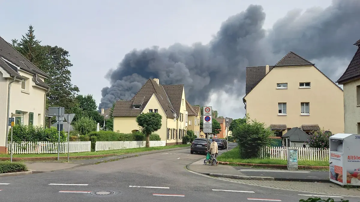 Noch immer ziehen Rauchschwaden über Wohngebiete in Leverkusen.