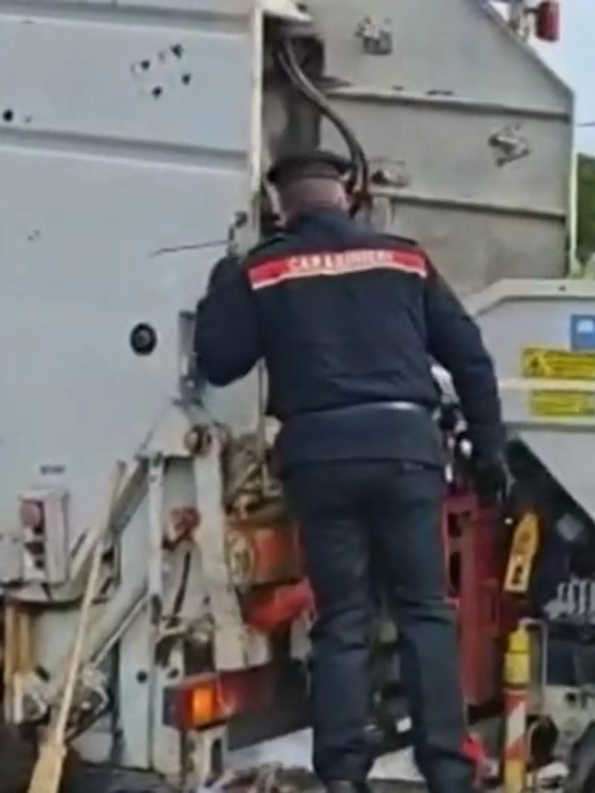Bild zu: "120.000 Euro im Müll! Italiener wirft Koffer voller Gold weg"