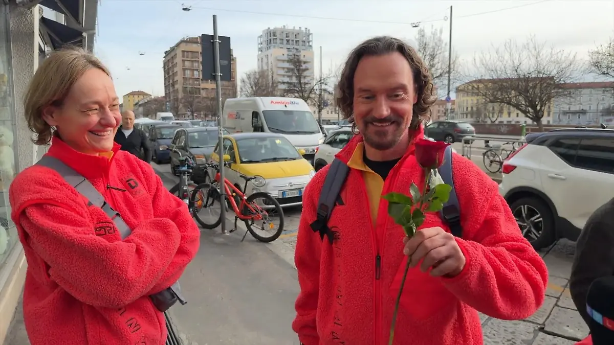 Valentinstag im Olympischen Dorf! RTL-Reporter verteilt rote Rosen „Sie wird es lieben"
