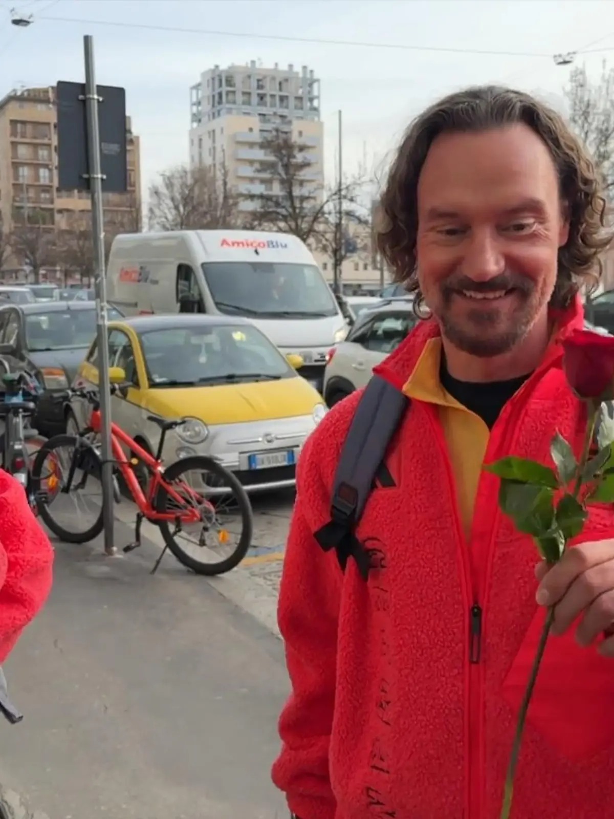 Bild zu: "Valentinstag im Olympischen Dorf! RTL-Reporter verteilt rote Rosen"