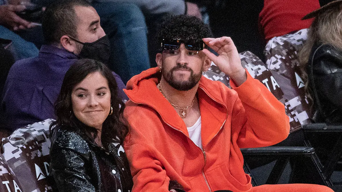 15. November 2021, Los Angeles, Kalifornien, USA: Der Entertainer Bad Bunny und seine Freundin Gabriela Berlingeri besuchen am Montag, dem 15. November 2021, im Staples Center in Los Angeles, Kalifornien, das NBA-Spiel der regulären Saison zwischen den Los Angeles Lakers und den Chicago Bulls.
