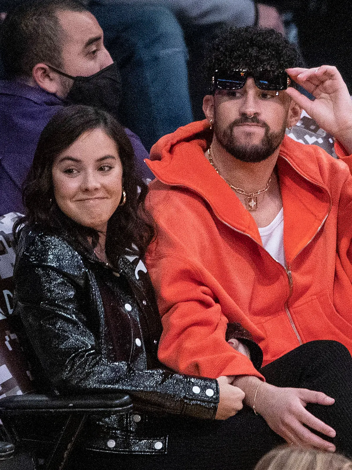 15. November 2021, Los Angeles, Kalifornien, USA: Der Entertainer Bad Bunny und seine Freundin Gabriela Berlingeri besuchen am Montag, dem 15. November 2021, im Staples Center in Los Angeles, Kalifornien, das NBA-Spiel der regulären Saison zwischen den Los Angeles Lakers und den Chicago Bulls.