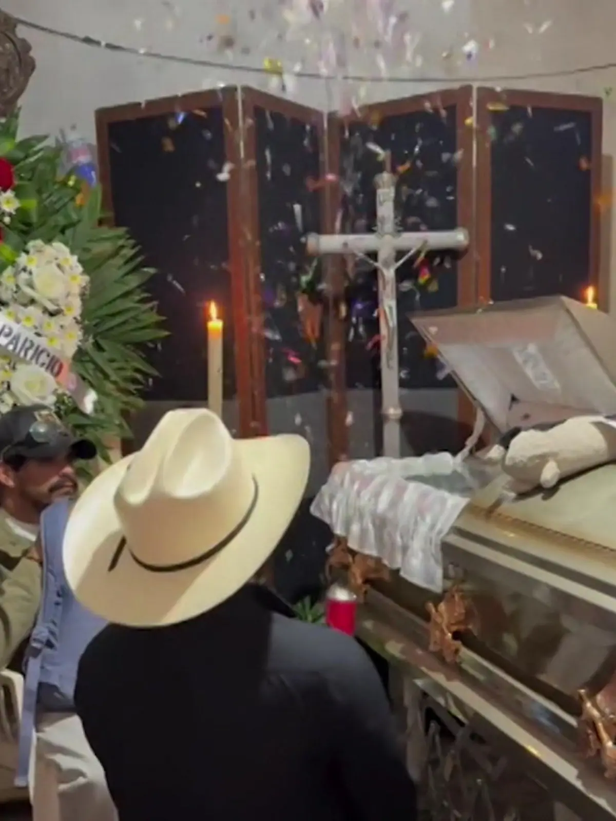 Bild zu: "Vor trauernden Angehörigen! Mann schießt Konfetti in offenes Grab"