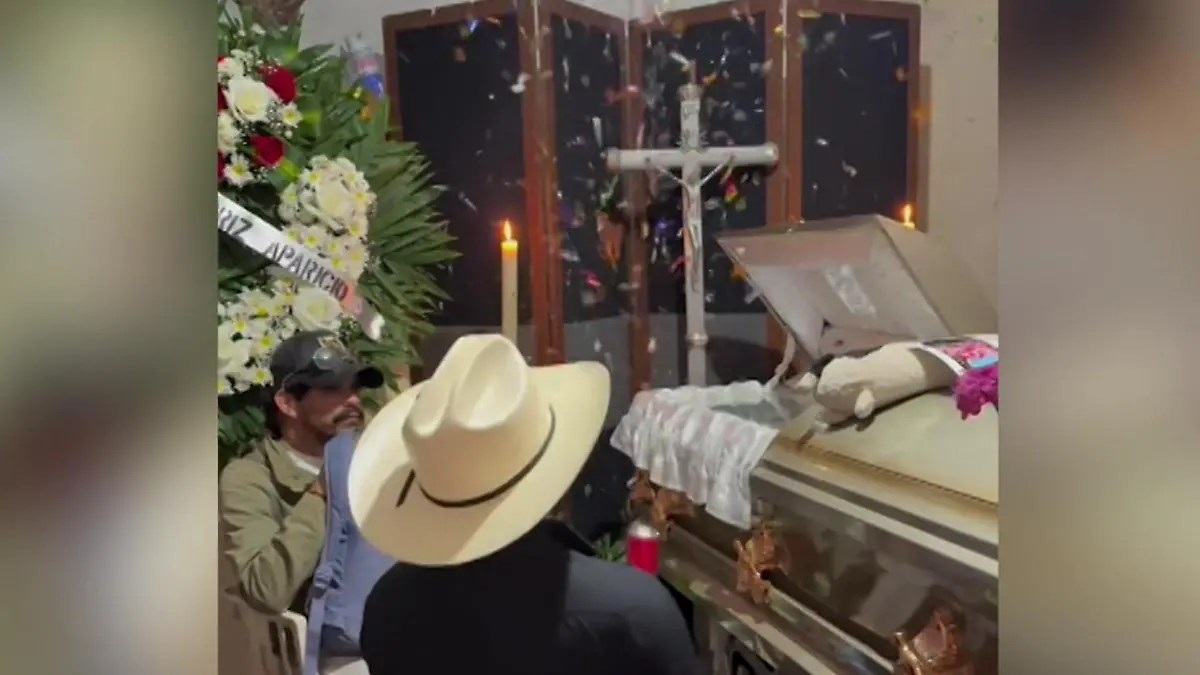 Vor trauernden Angehörigen! Mann schießt Konfetti in offenes Grab Während der Beerdigung