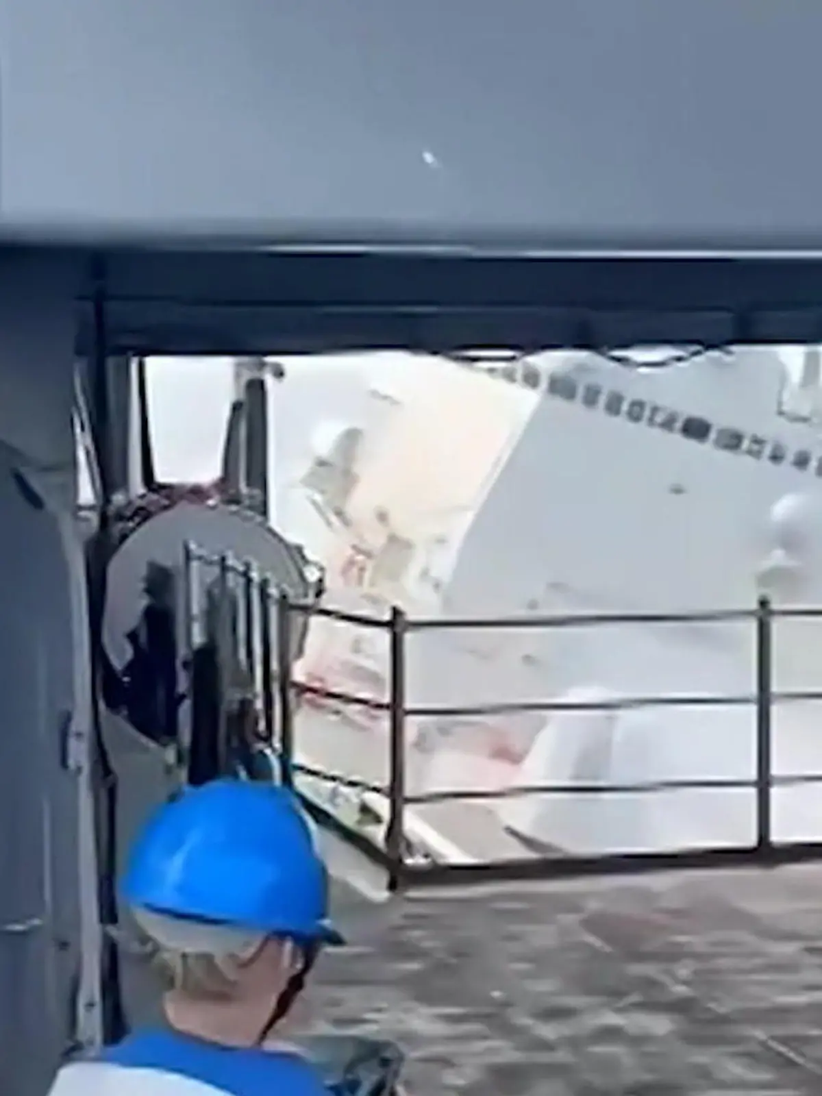 Bild zu: "Unfall auf hoher See! Militärschiffe krachen plötzlich ineinander"