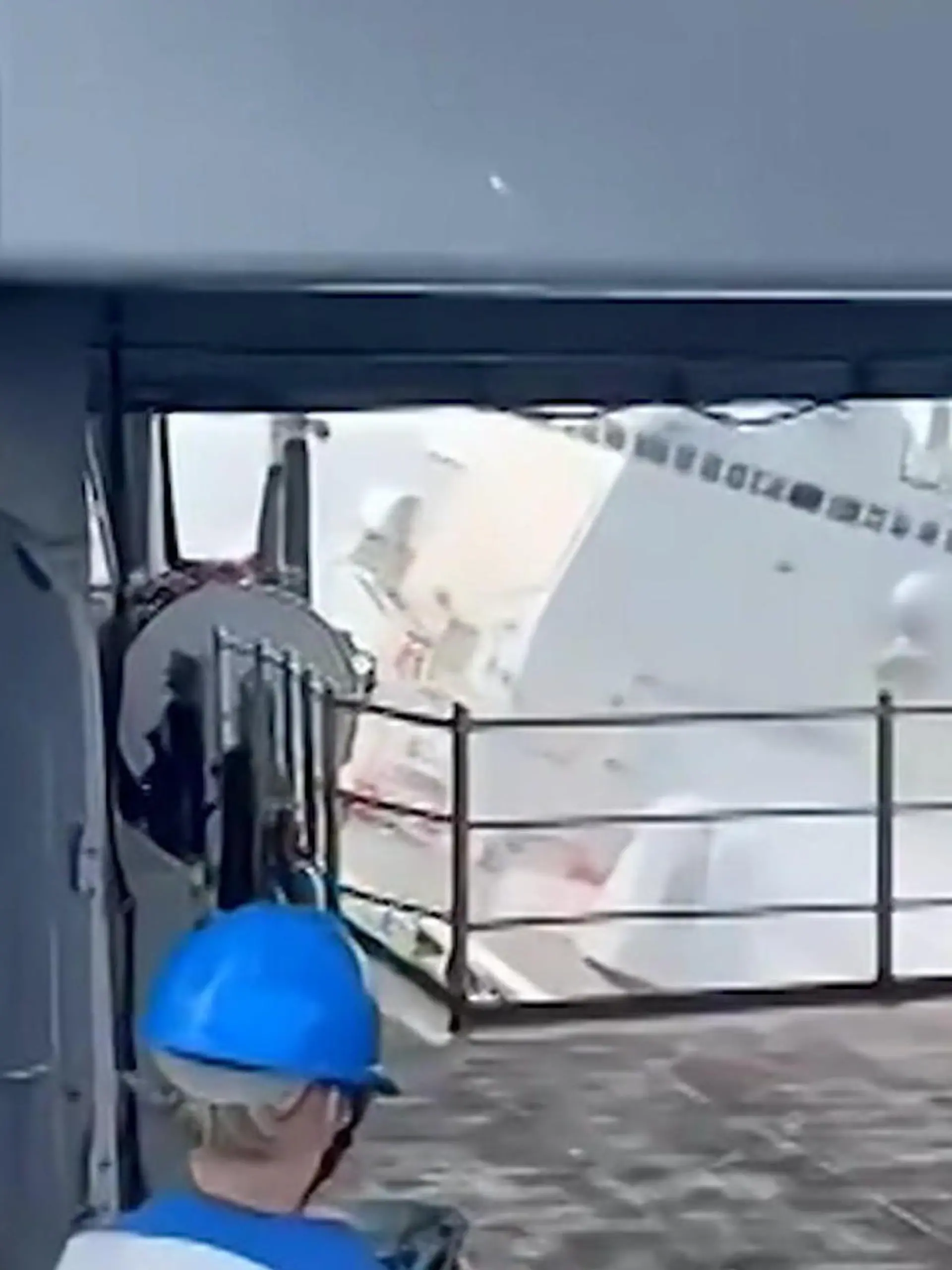 Bild zu: "Unfall auf hoher See! Militärschiffe krachen plötzlich ineinander"