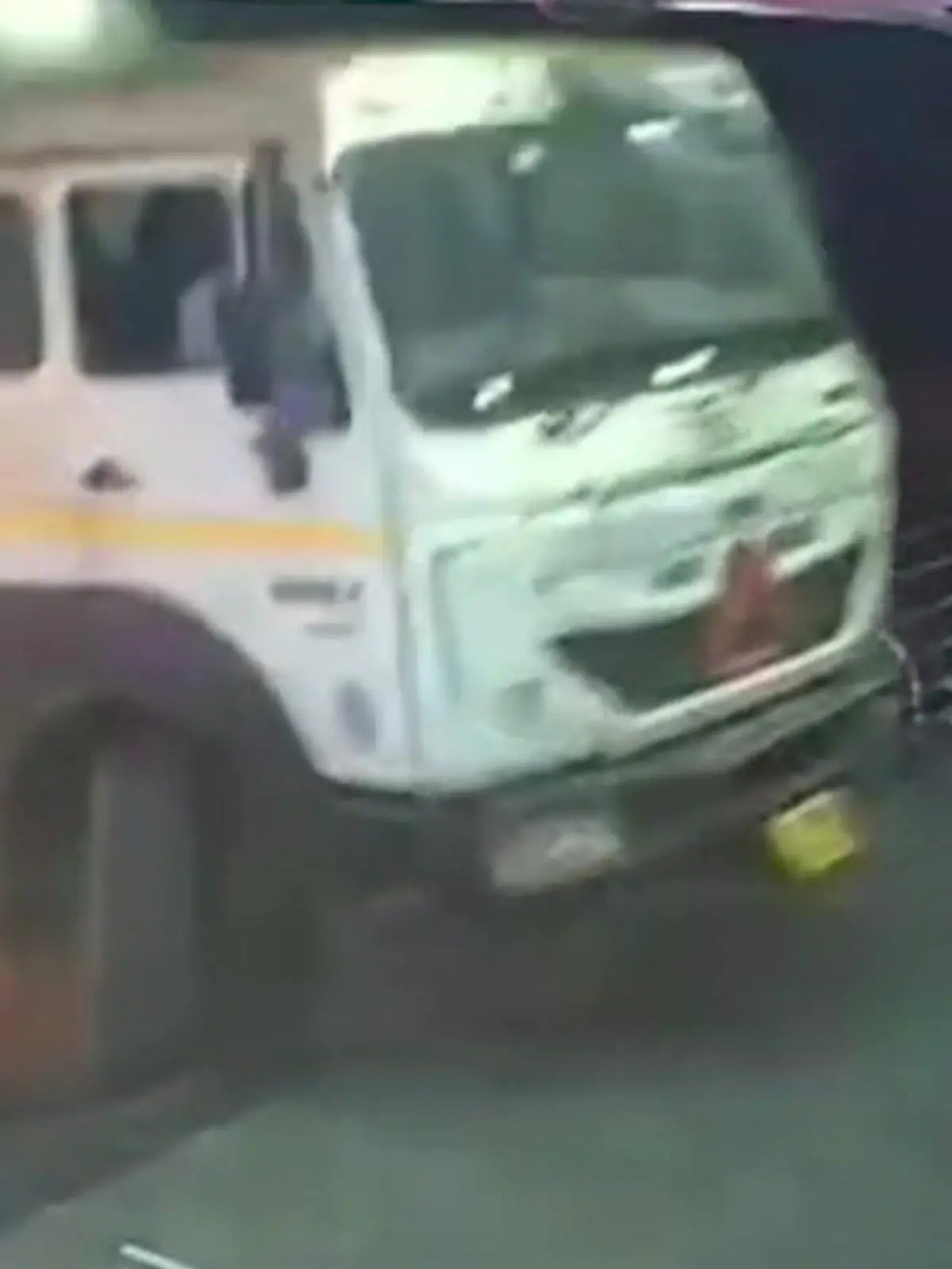 Bild zu: "Fußgänger in Lebensgefahr! Tanker voller Salzsäure rast auf Hotel zu"