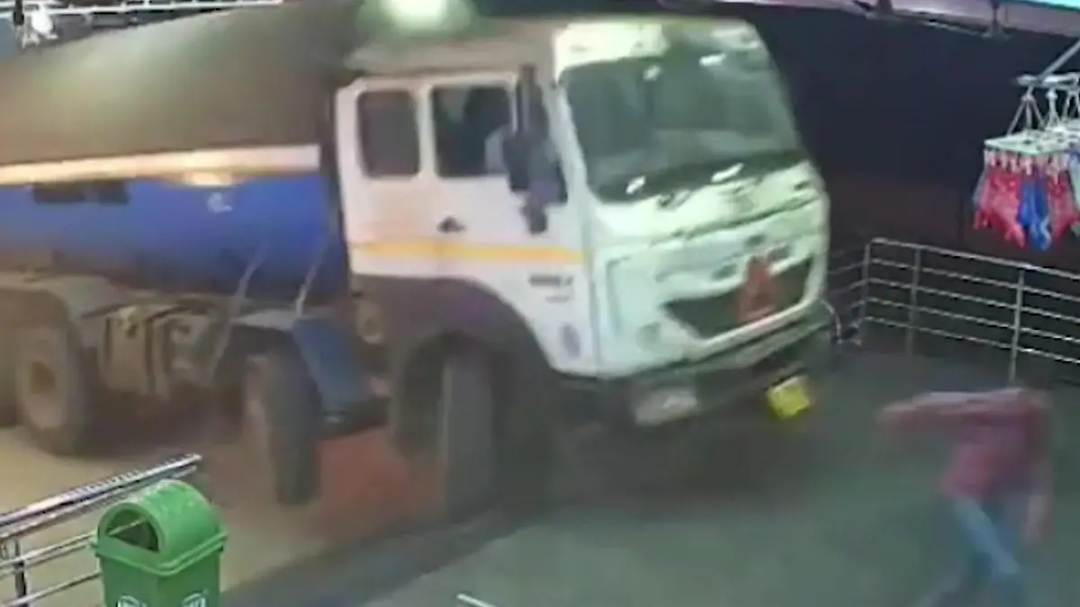 Fußgänger in Lebensgefahr! Tanker voller Salzsäure rast auf Hotel zu Übler Crash in Indien