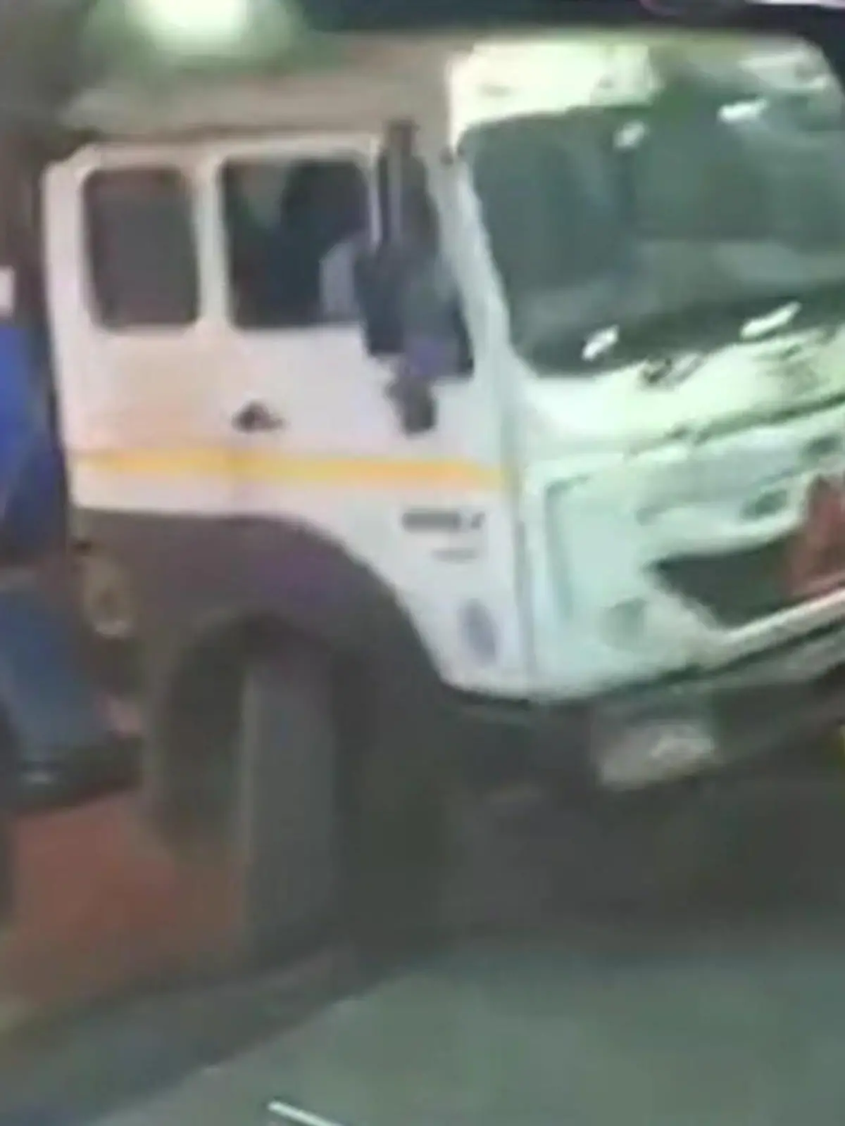 Bild zu: "Fußgänger in Lebensgefahr! Tanker voller Salzsäure rast auf Hotel zu"