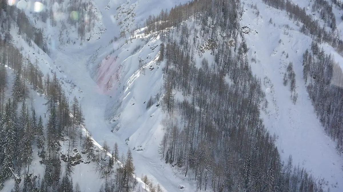 Derzeit läuft ein Einsatz des Alpenrettungsdienstes der Region Aostatal wegen einer Lawine im Vesses-Kanal im Gebiet von Courmayeur.