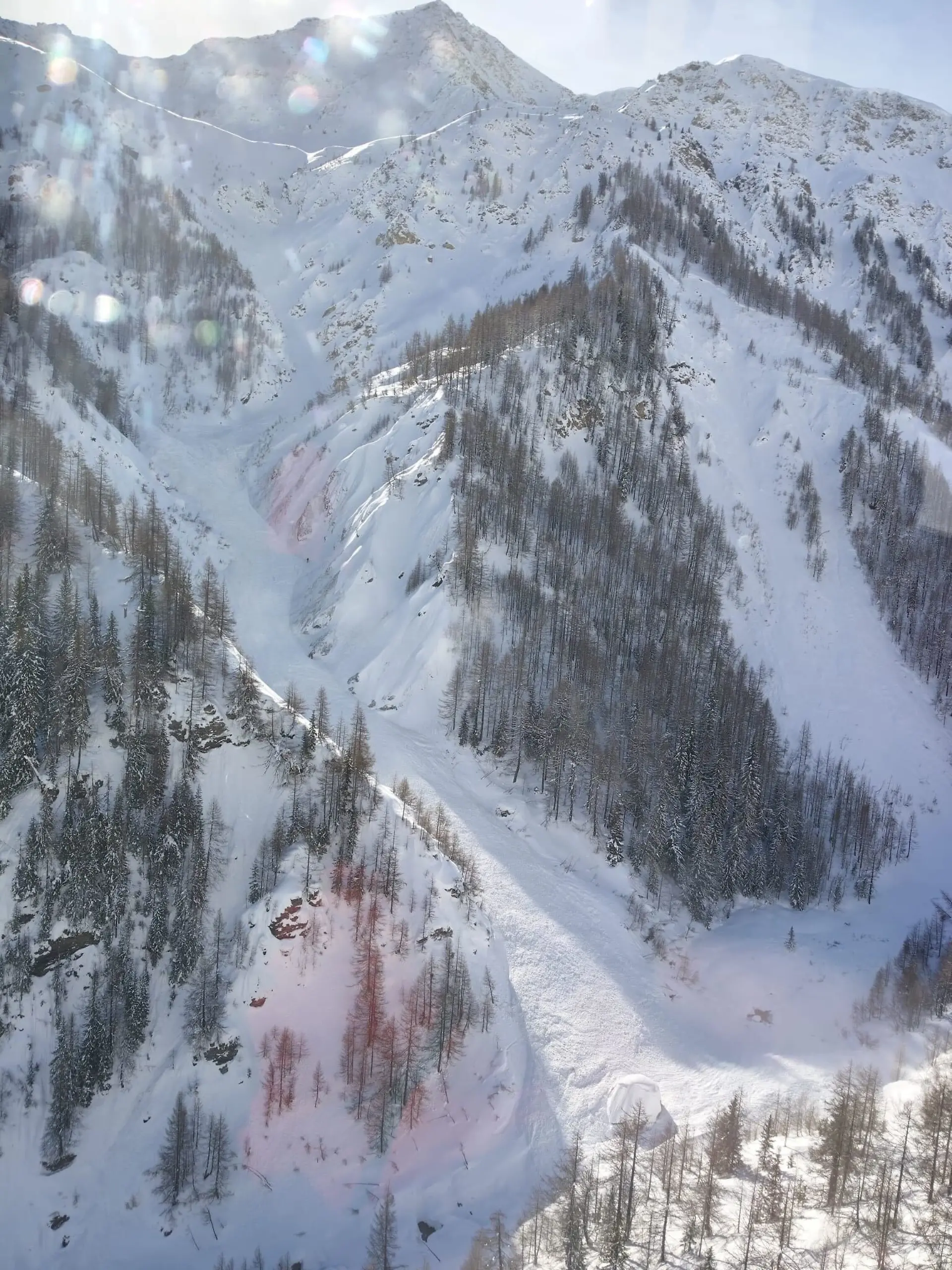 Derzeit läuft ein Einsatz des Alpenrettungsdienstes der Region Aostatal wegen einer Lawine im Vesses-Kanal im Gebiet von Courmayeur.