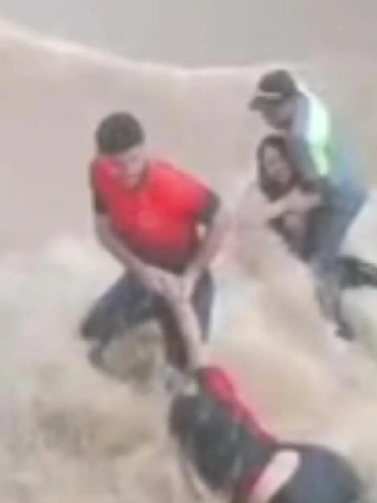 Bild zu: "„Dachte, ich würde sterben” – Männer retten Daniela und Gabriela aus Flutmassen"