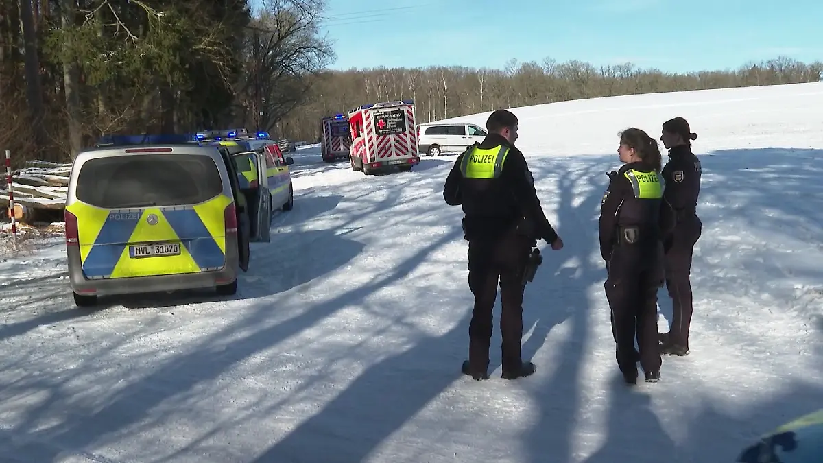 Ein Junge wird im Landkreis Rostock auf einer Art Schlitten hinter einem Auto hergezogen – dann kommt es zu einem tödlichen Unfall.
