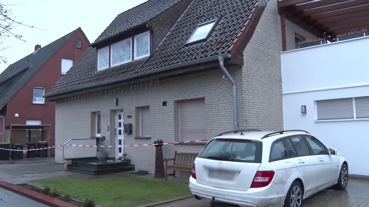 Die Tür des weiß geklinkerten Hauses der fünfköpfigen Familie in Wallenhorst ist versiegelt.