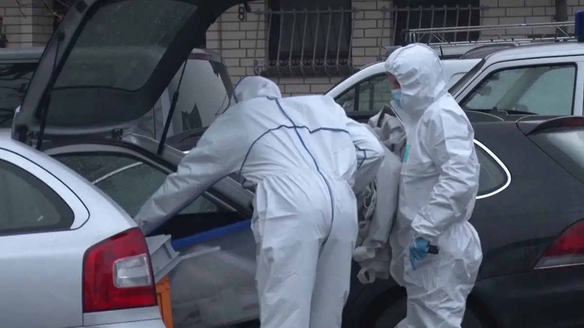 Kriminaltechniker tragen kistenweise Beweismaterial aus dem Haus der Familie.