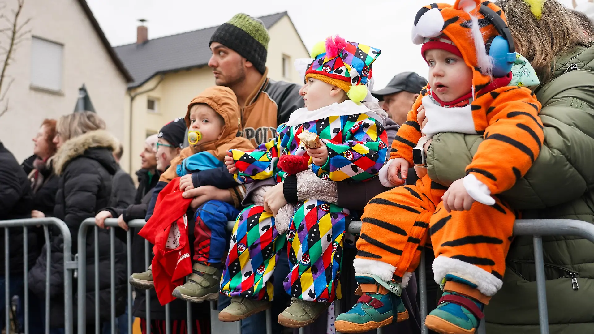 Karneval soll eine schöne Zeit für die Kleinen sein. Doch nun ruft Aldi einige Kostüme zurück.