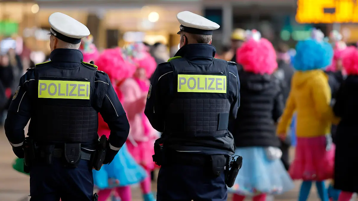 Weiberfastnacht in Köln 2026